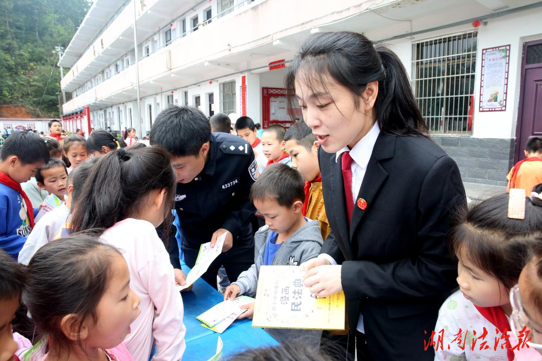 通道法院送法進(jìn)校園，為未成年人健康成長創(chuàng)造良好的法治環(huán)境