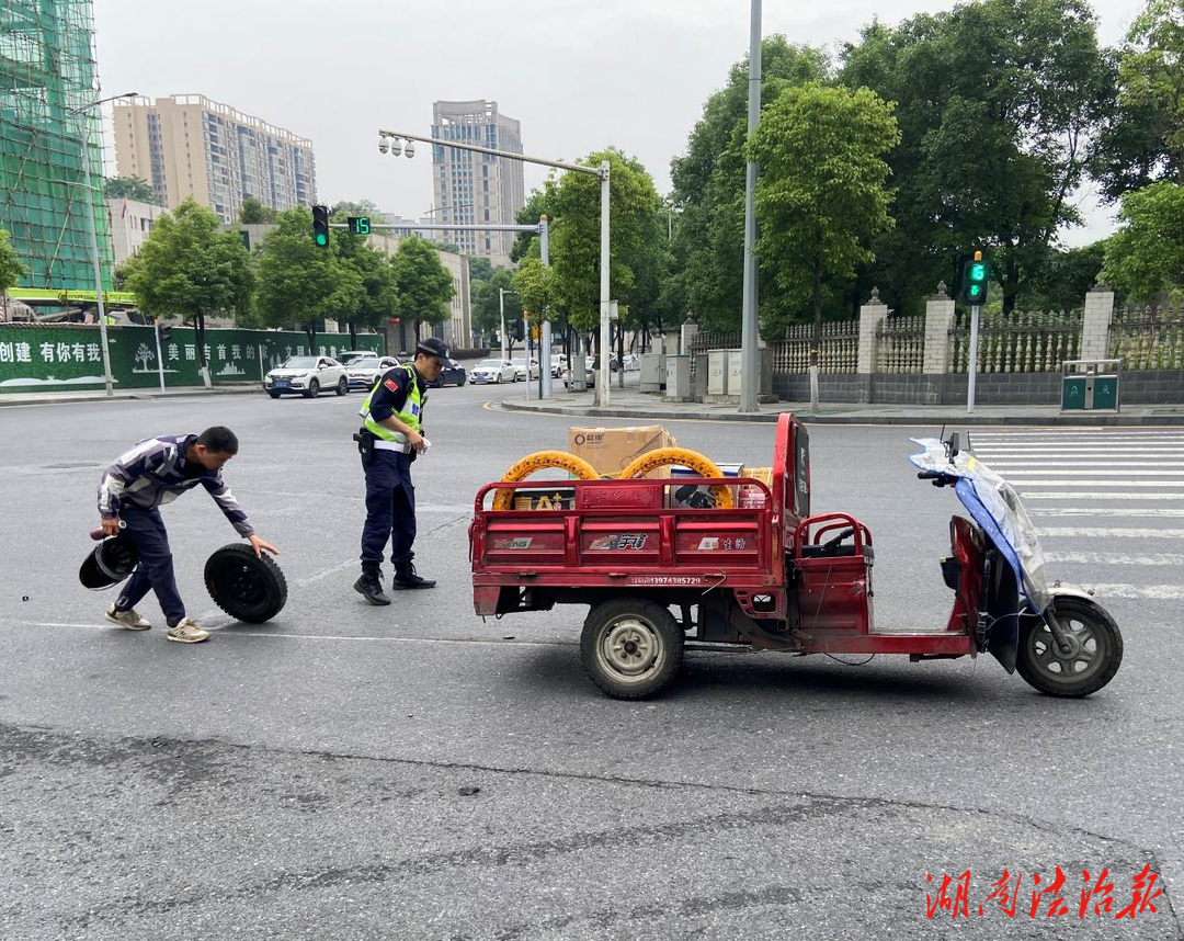 輪胎淘氣“跑丟” 交巡警及時(shí)救助