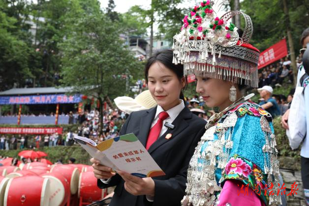 全國家庭教育宣傳周丨鳳凰法院：苗族“四月八”跳花節(jié)上的法治“楓”景