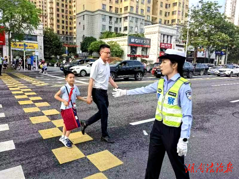 常德交警部署百余名機(jī)關(guān)警力下沉路面執(zhí)勤執(zhí)法