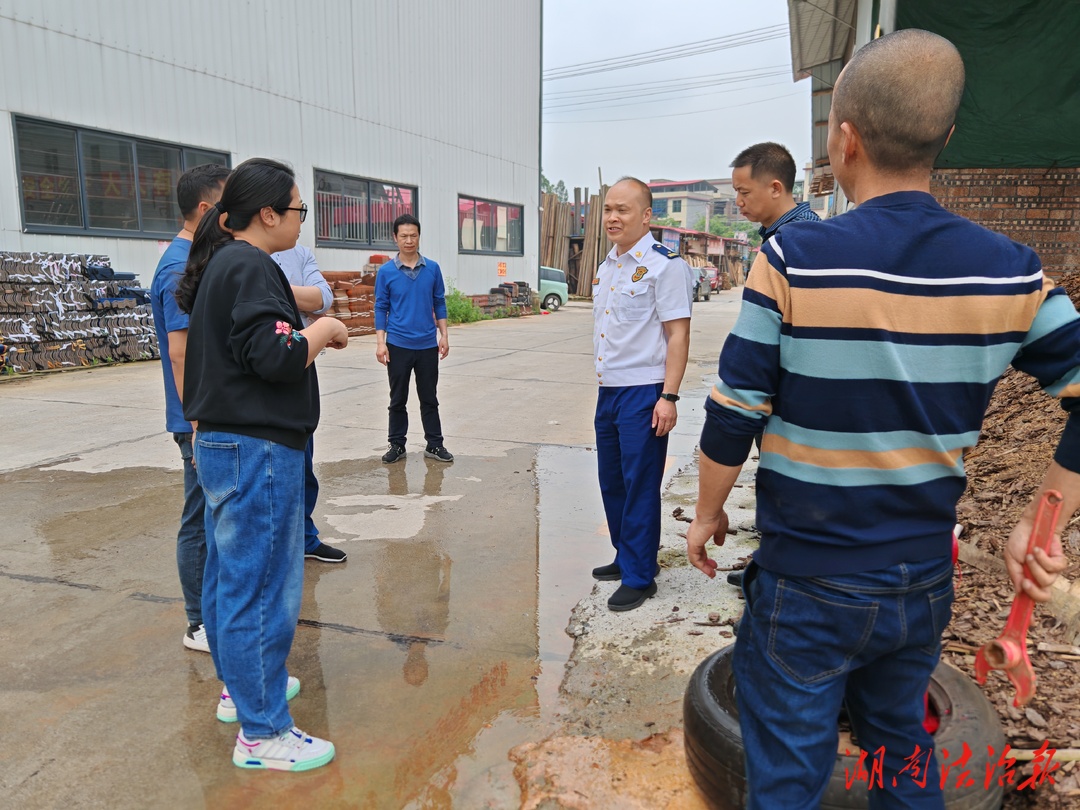 隆回消防聯(lián)合應(yīng)急深入鄉(xiāng)鎮(zhèn)開展小作坊消防安全檢查