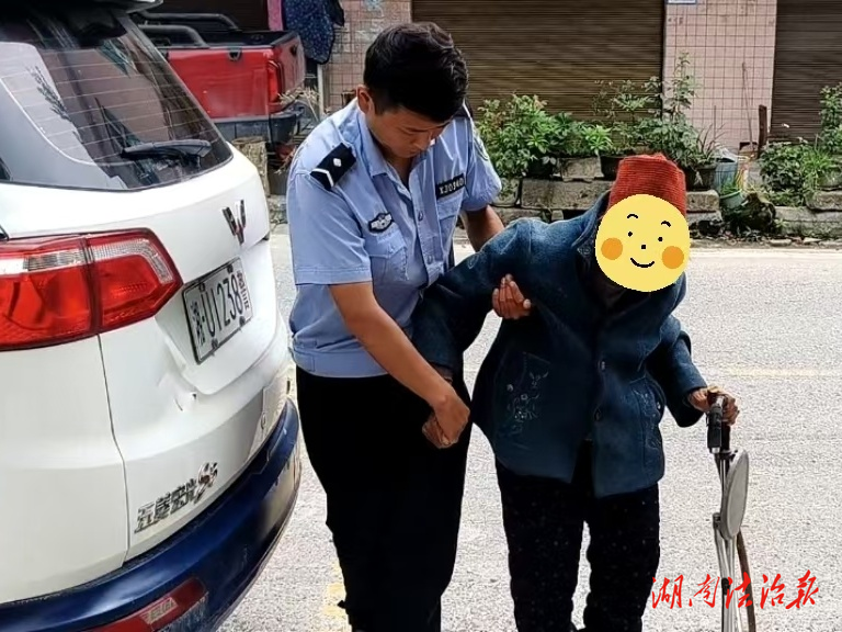 耄耋老人遛彎力竭 民輔警暖心守護“回家路”