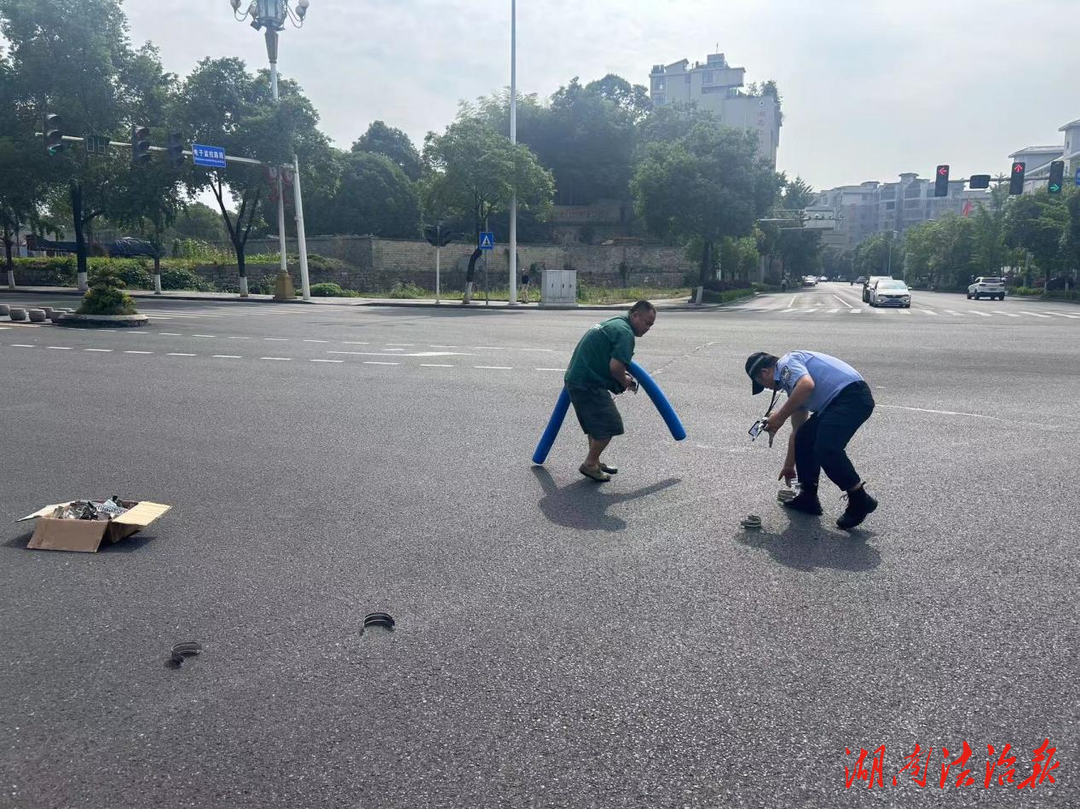 三輪車貨物散落一地 交警暖心相助