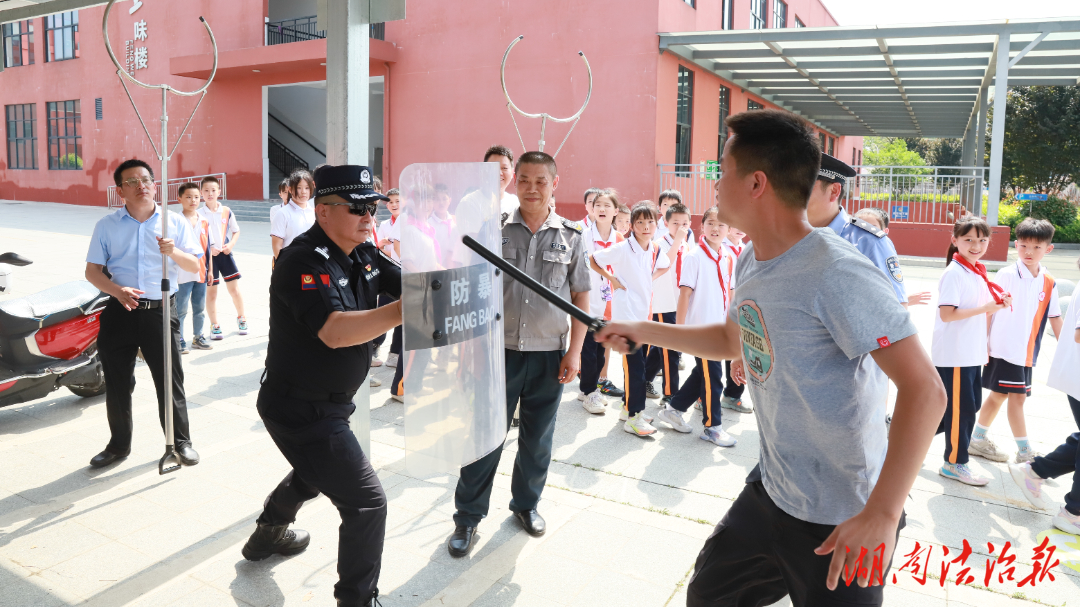 太逼真！“歹徒”闖入校園，特警出動......