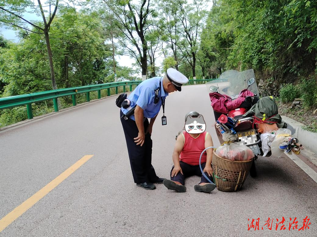 男子外出中暑暈倒 交警及時(shí)救助轉(zhuǎn)危為安