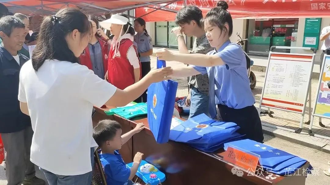 芷江侗族自治縣人民檢察院開展農(nóng)村法治宣傳教育月活動