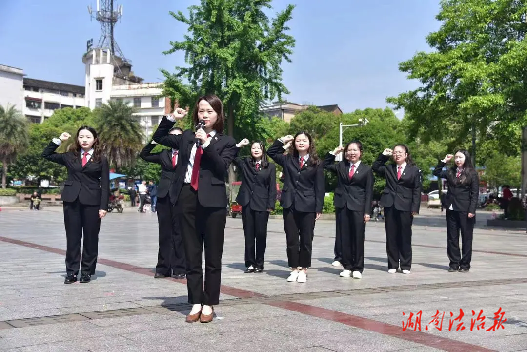 李寒潔：“藏青藍(lán)”背后的“巾幗紅”