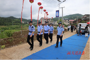 邵東公安護航流澤第二屆楊梅文化節(jié)
