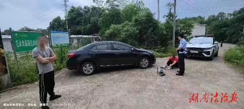 女子拿板磚砸小車，為哪般