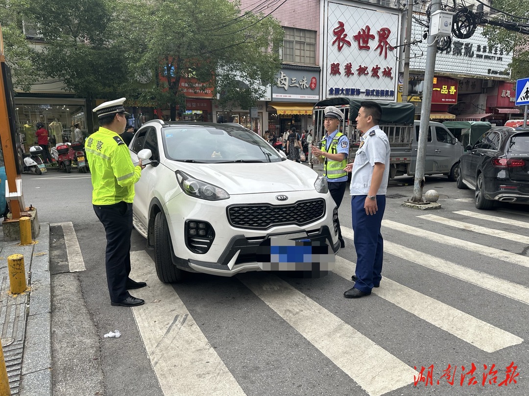 打通生命通道 隆回消防聯(lián)合交警開展消防車通道整治