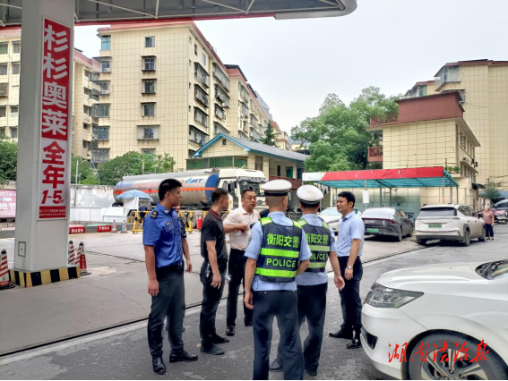 蒸湘街道聯(lián)合執(zhí)法共同整治車輛亂停亂放