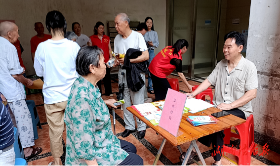 蒸湘區(qū)蒸湘街道平湖社區(qū)開展健康+法制宣傳活動