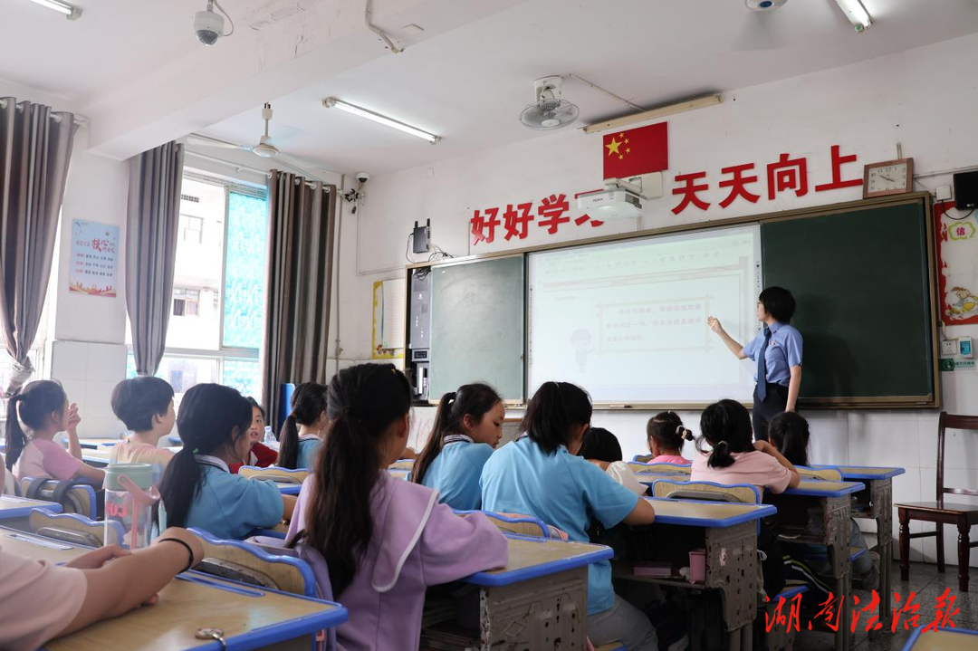 大祥區(qū)檢察院開展法治進(jìn)校園暨民族團(tuán)結(jié)進(jìn)步宣講活動(dòng)