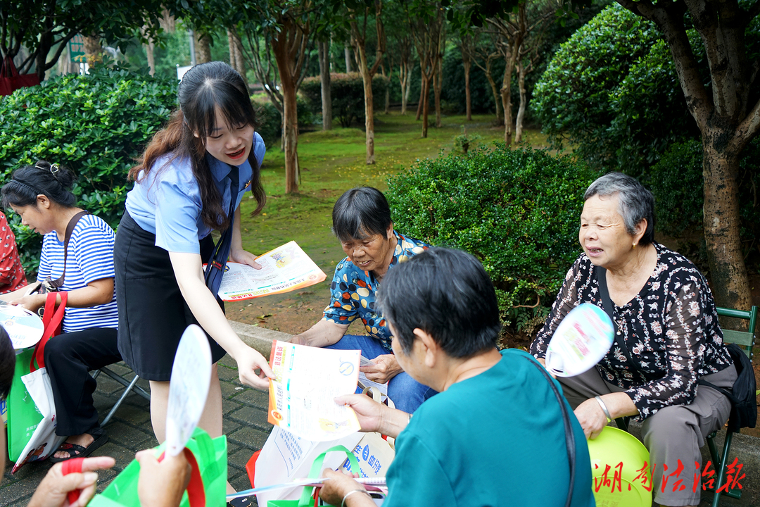 “捂好你的錢袋子”——耒陽市檢察院開展防范非法集資宣傳活動