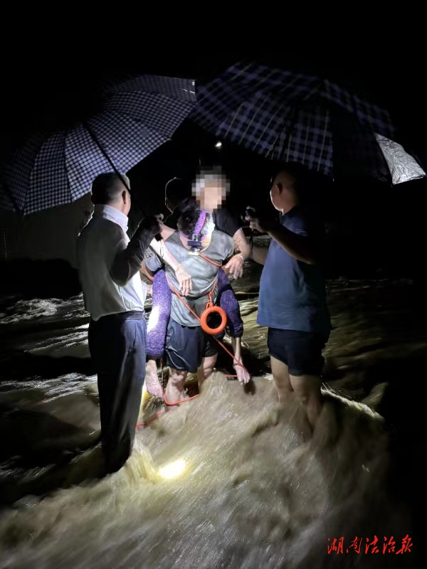 深夜老嫗被困“孤島”，警民攜手冒險救援