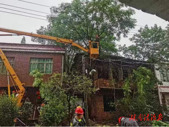 風(fēng)雨中的守護(hù)者：石鼓區(qū)合江街道江霞村緊急行動(dòng)確保村民安全