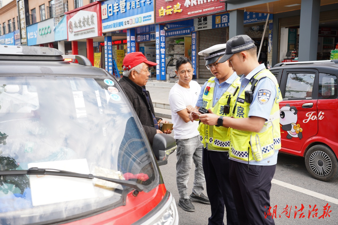 優(yōu)化城區(qū)秩序保暢安   臨澧公安交警常態(tài)化整治不停歇