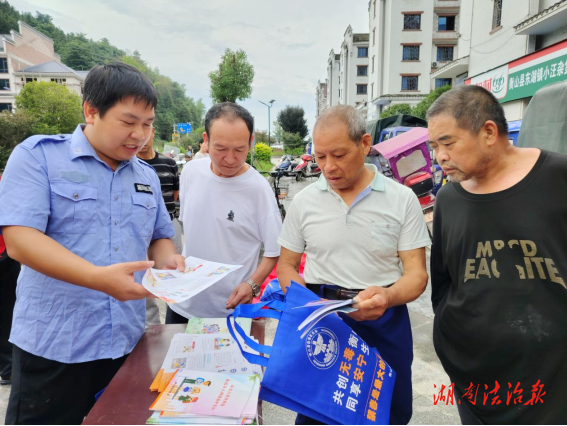 普法宣傳進(jìn)集市 法治服務(wù)“零距離”