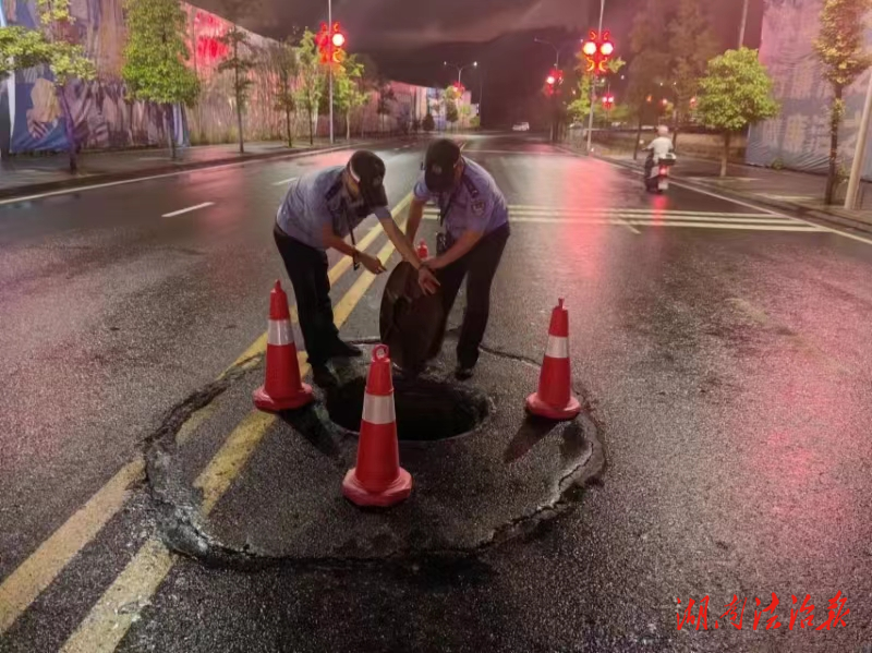 路面井蓋缺失存隱患 交警雨夜處置保民安