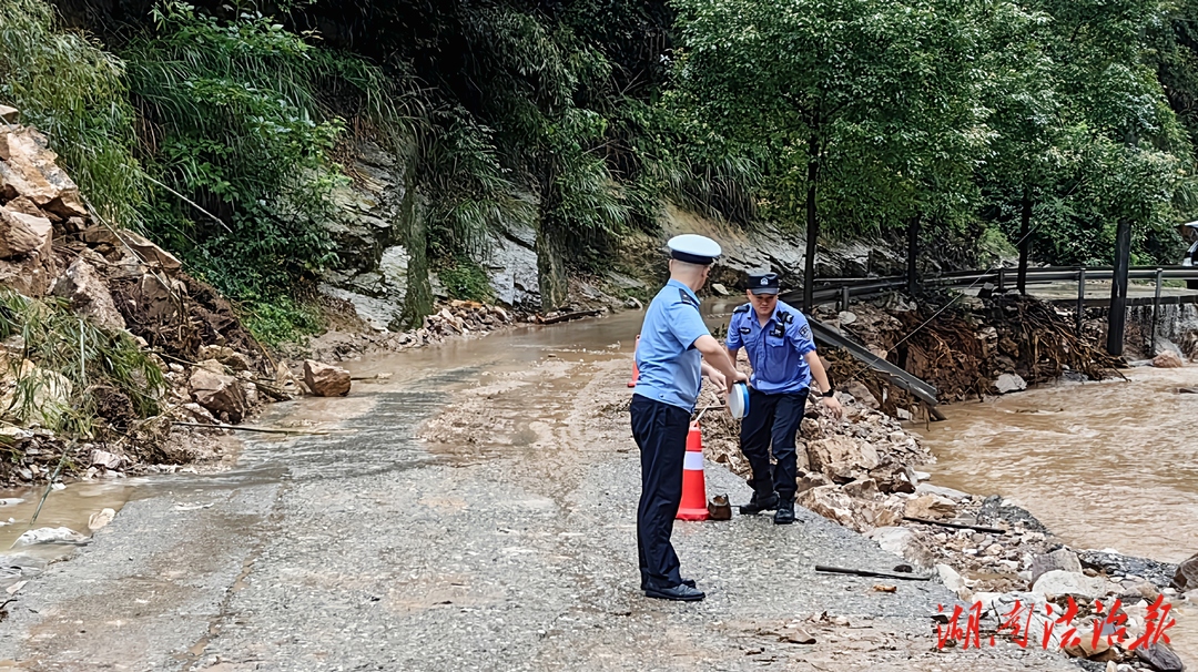 桃源交警成功應(yīng)對汛期國道開裂坍塌