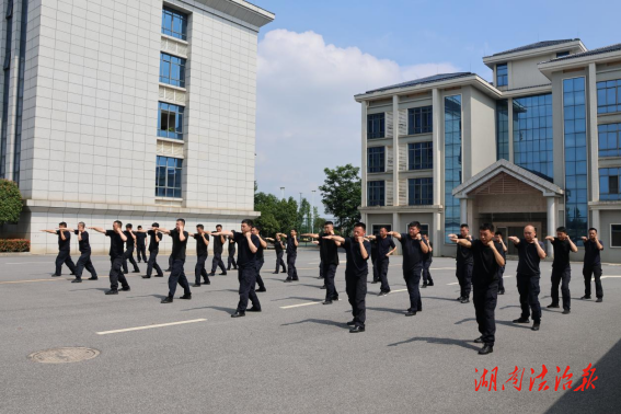 戰(zhàn)高溫 練精兵——衡陽市強(qiáng)戒所開展警體技能專項(xiàng)訓(xùn)練