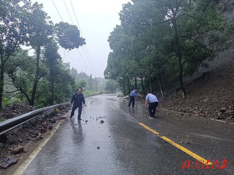 湖南龍山：尋汛查險遇落石  民輔警徒手搬運(yùn)護(hù)民安