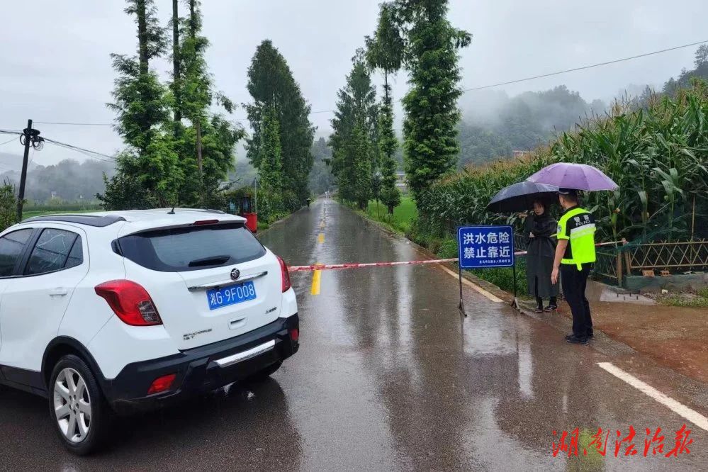 桑植公安交警筑牢汛期道路交通安全屏障