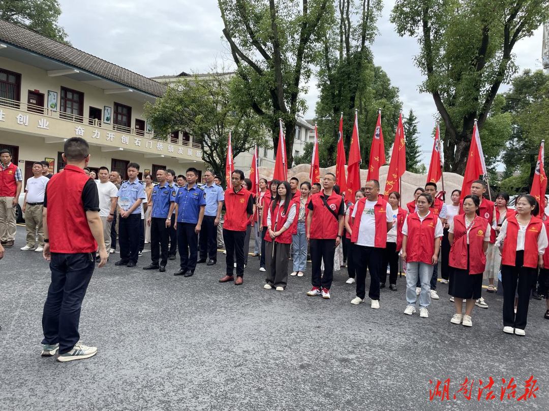 常德經(jīng)開區(qū)石門橋鎮(zhèn)開展“6.26”禁毒宣傳活動