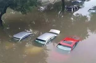 天降暴雨，車輛受損誰(shuí)來(lái)賠？