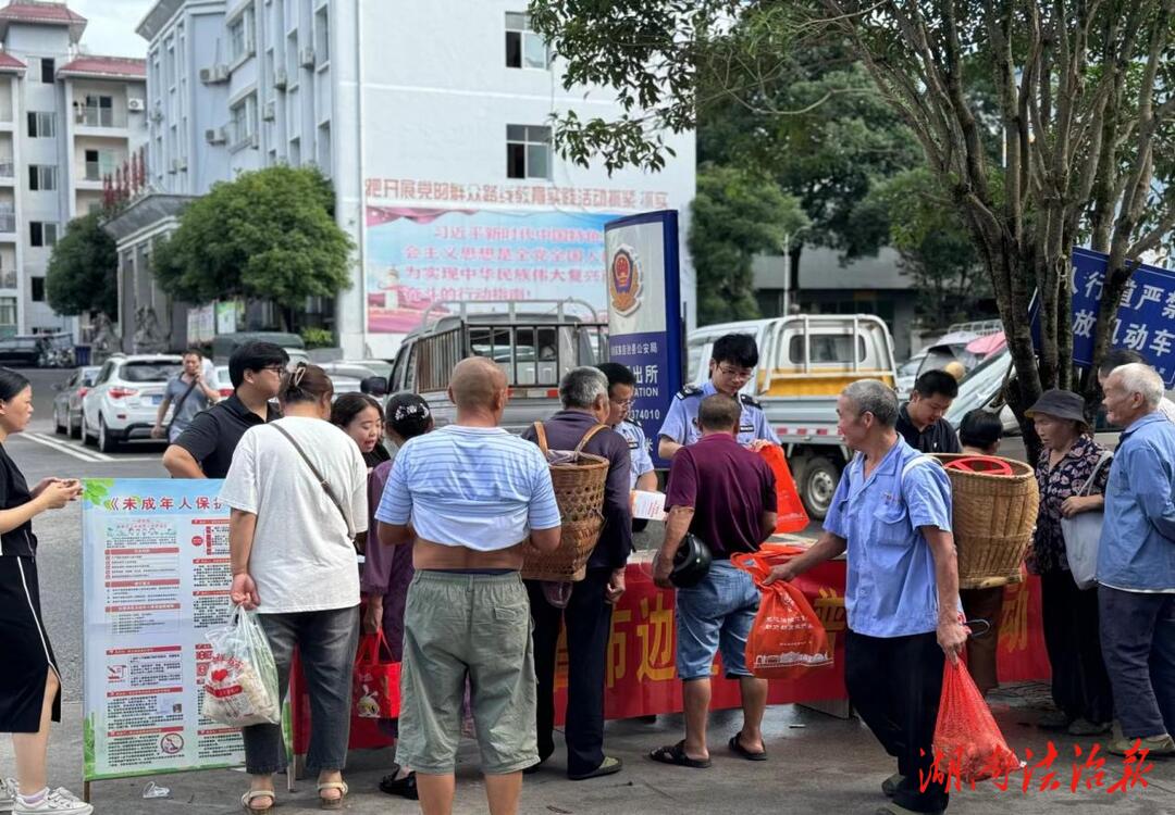 花垣縣司法局開展湘渝黔三省市邊區(qū)聯(lián)合普法宣傳活動