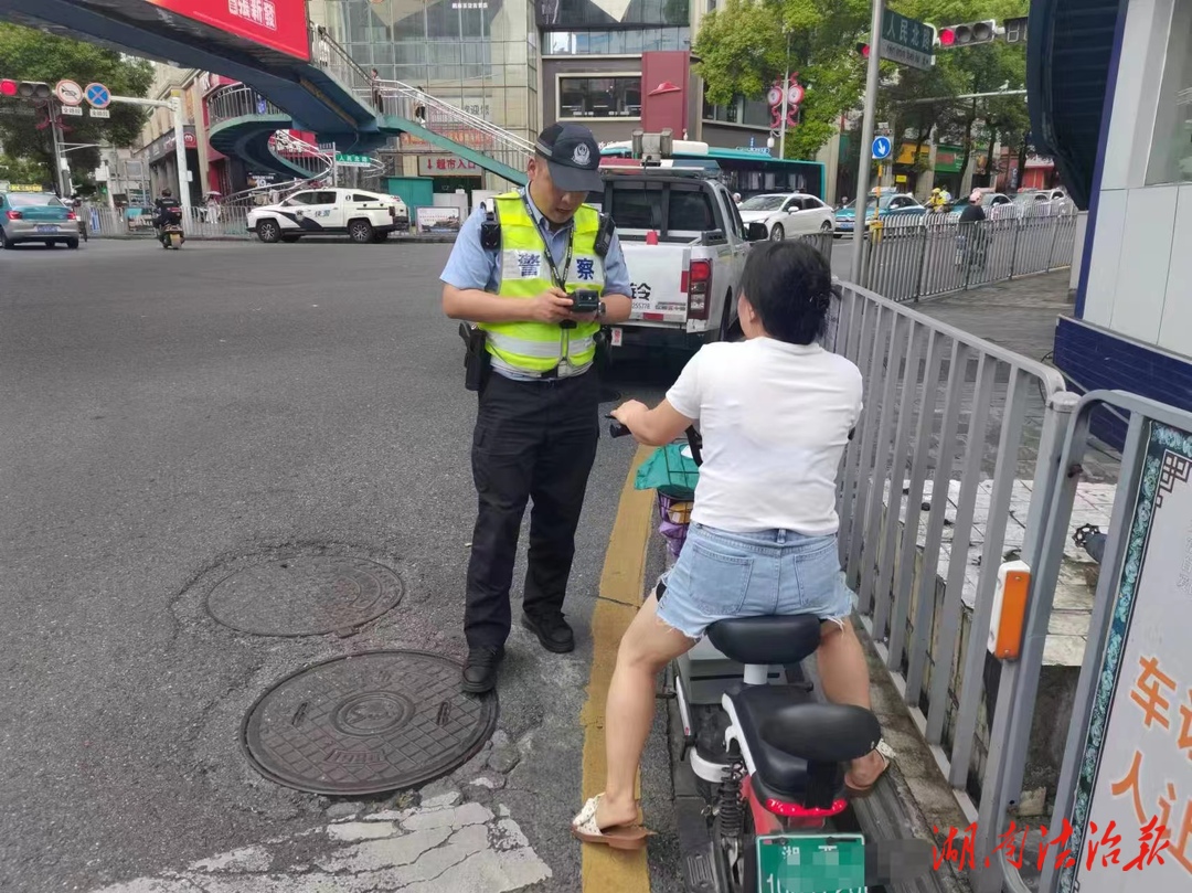 吉首：交巡警一中隊(duì)開展騎乘電動車不佩戴頭盔整治行動