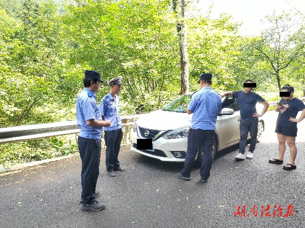 男子在縣道上僥幸無證駕駛小車被查處