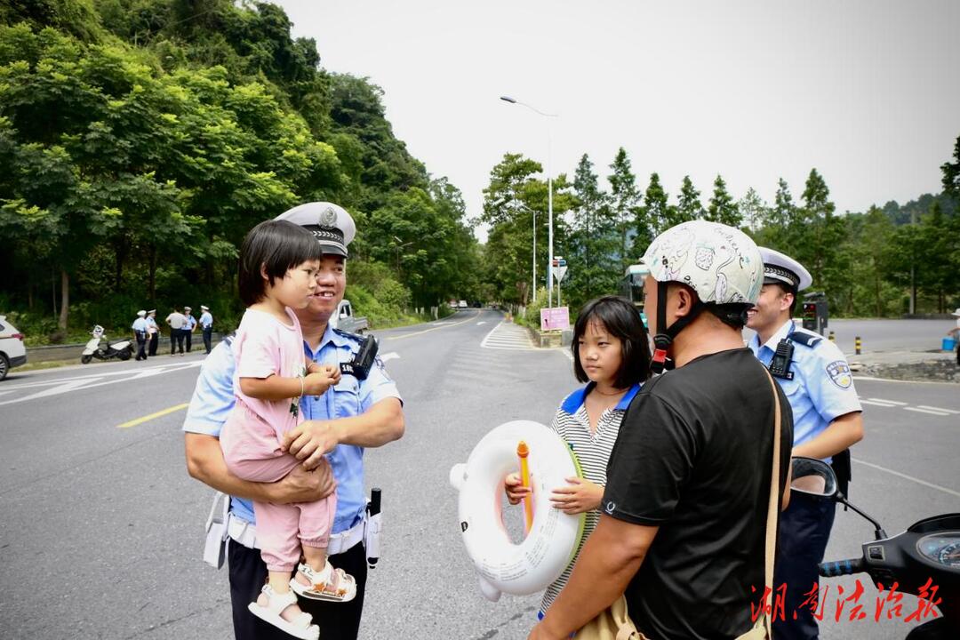 35°C！矮寨交警的“熱辣滾燙”