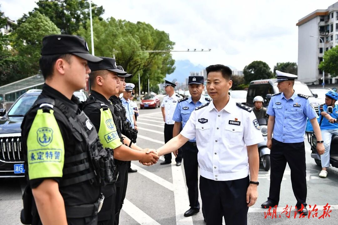 送清涼鼓干勁!龍鐵軍看望慰問一線民輔警