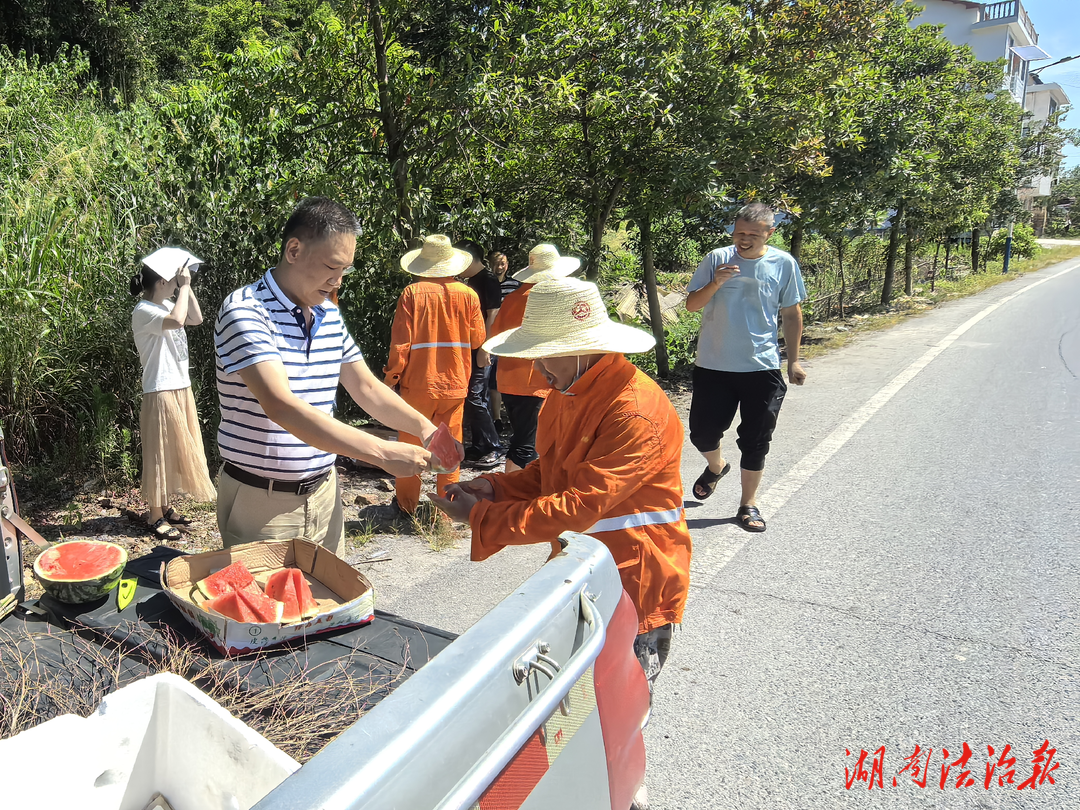 新邵公路開展“夏日送清涼”慰問活動(dòng)