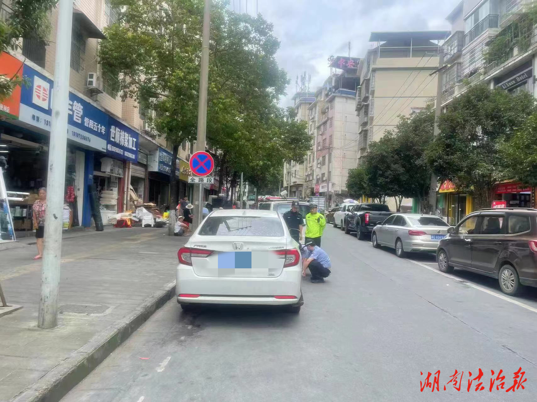 夏季行動(dòng)｜吉首交警重拳出擊，整治車輛違停亂象