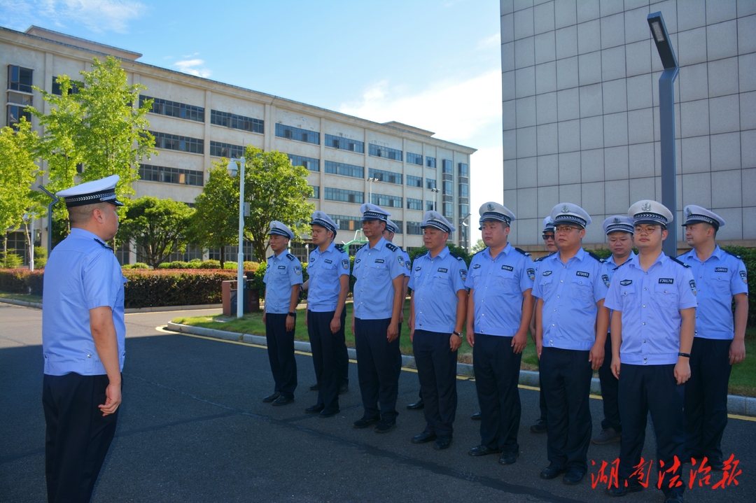 強技能 提形象 嚴(yán)警風(fēng) 西洞庭公安分局交警大隊開展交通指揮手勢訓(xùn)練