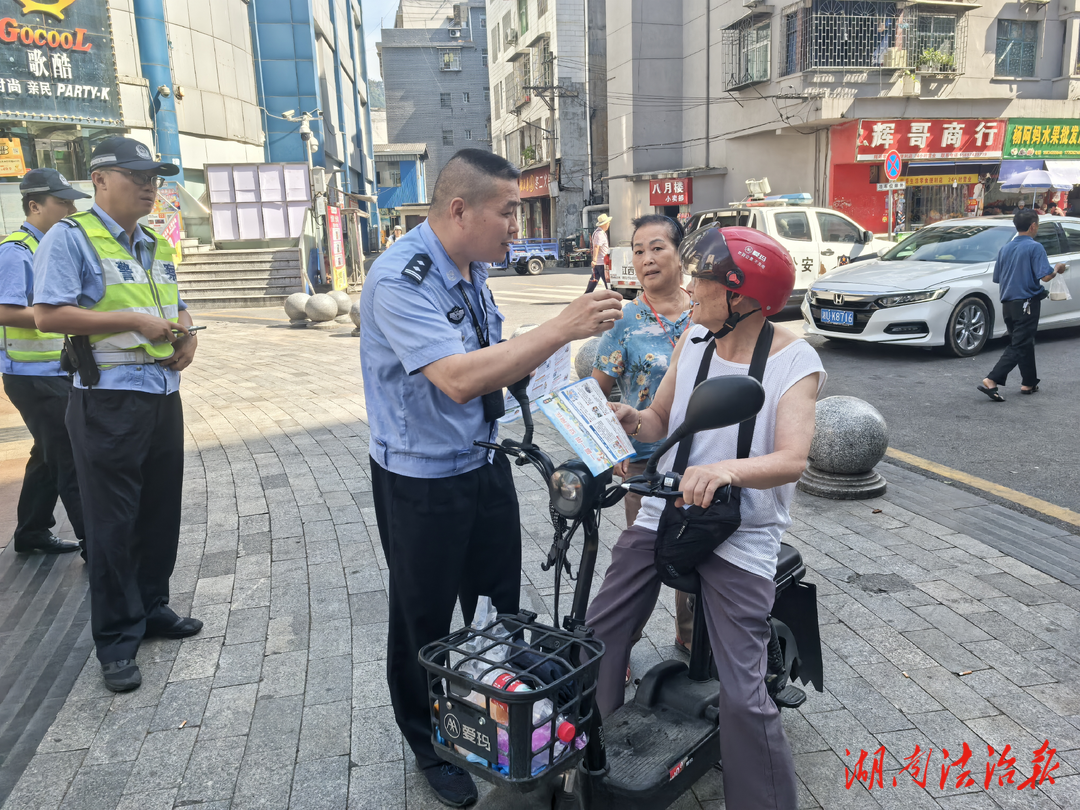 夏季行動(dòng)|交巡警中隊(duì)聯(lián)合石家沖街道開展夏季交通安全宣傳