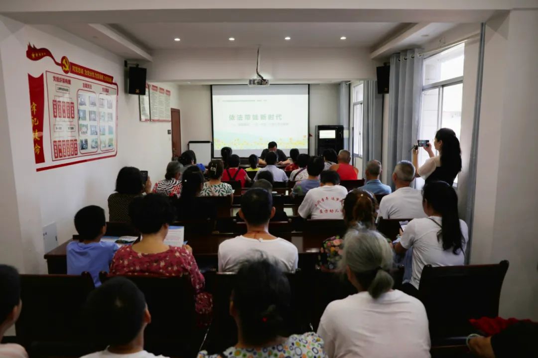 洪江人民法院开展家庭教育“一法一条例”宣讲活动