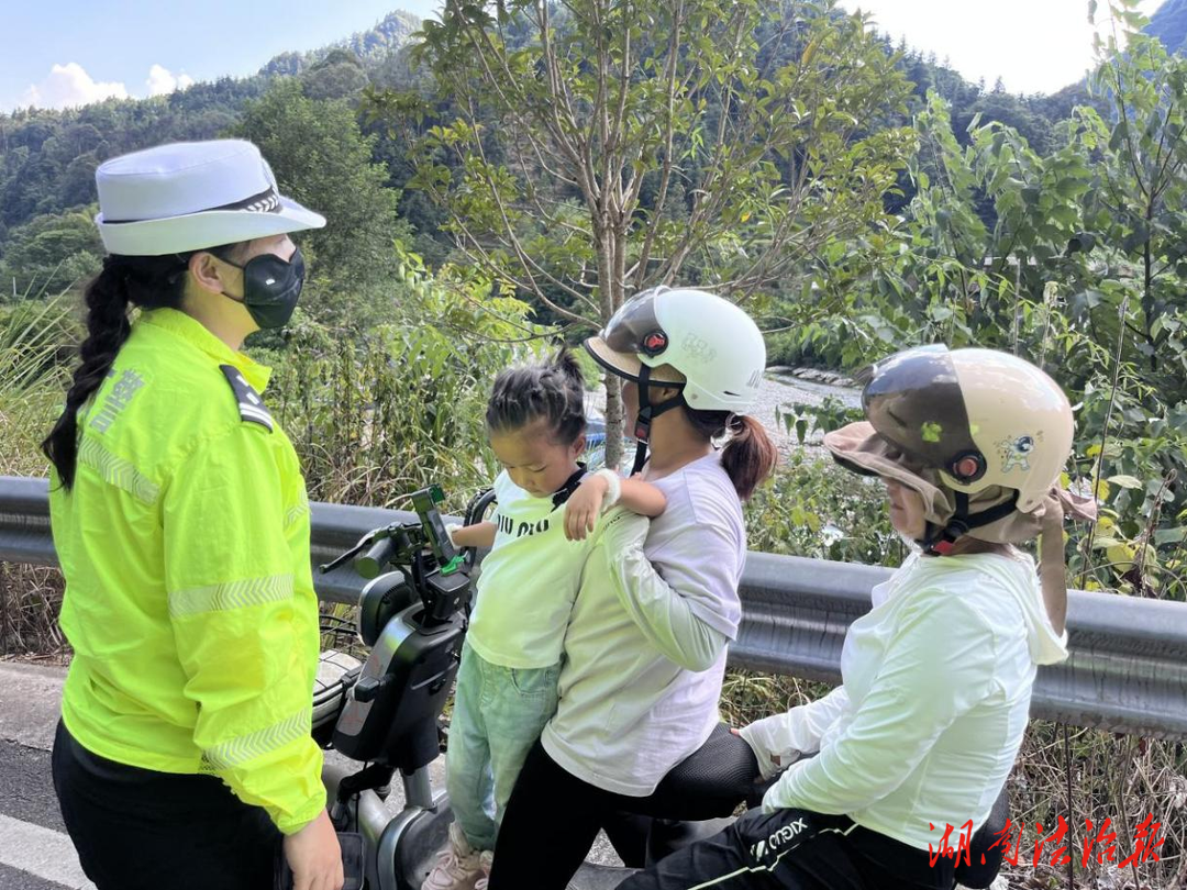 【創(chuàng)建紅色示范警隊】 交通安全“進(jìn)村寨” 筑牢平安“風(fēng)景線”