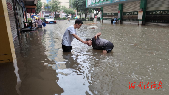 齊力同心 鏖戰(zhàn)大雨——蒸湘街道干在一線