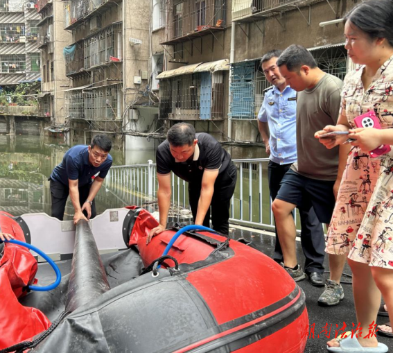 《湖南衡陽蒸湘街道全力應(yīng)對(duì)強(qiáng)降雨內(nèi)澇 緊急轉(zhuǎn)移受困群眾》