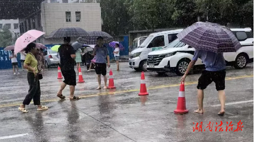 無懼風雨，邵東公安筑守防汛一線