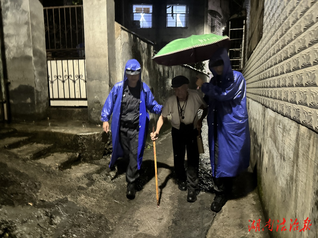 九旬老人深夜迷路 古丈民警溫暖護送到家