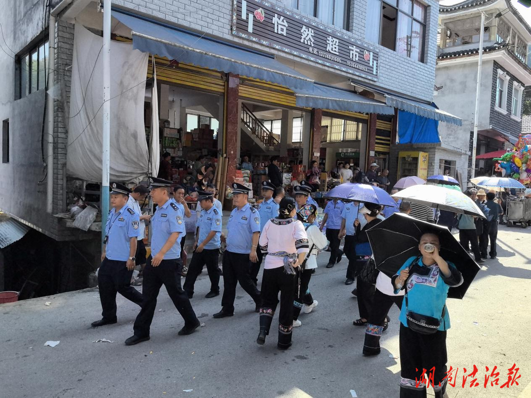 【夏季治安打擊整治】花垣公安十八洞警務(wù)片區(qū)開(kāi)展聯(lián)合巡邏，護(hù)夏季安寧