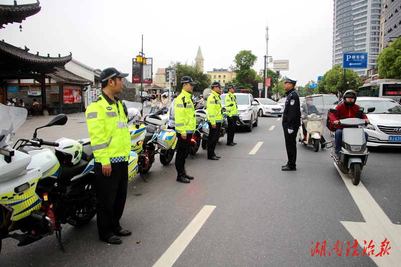 常德交警優(yōu)化河街交通管理應(yīng)對旅游高峰