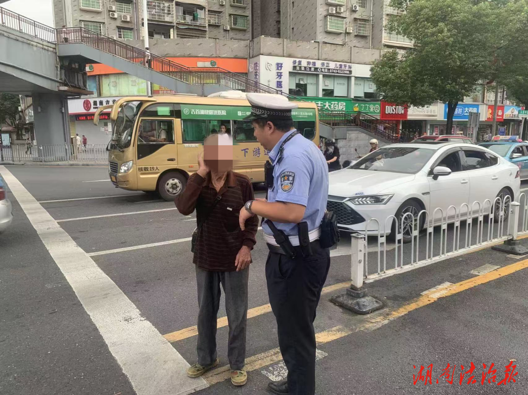 老人迷路誤入十字路口 交警暖心救助