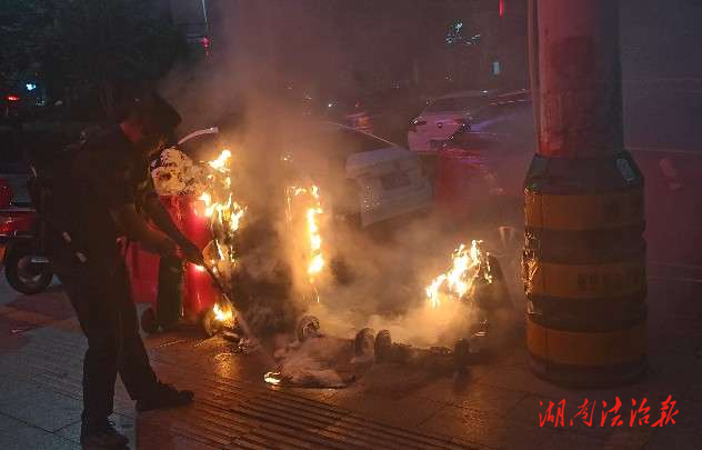 垃圾桶變“火桶”，民警秒變“滅火衛(wèi)士”