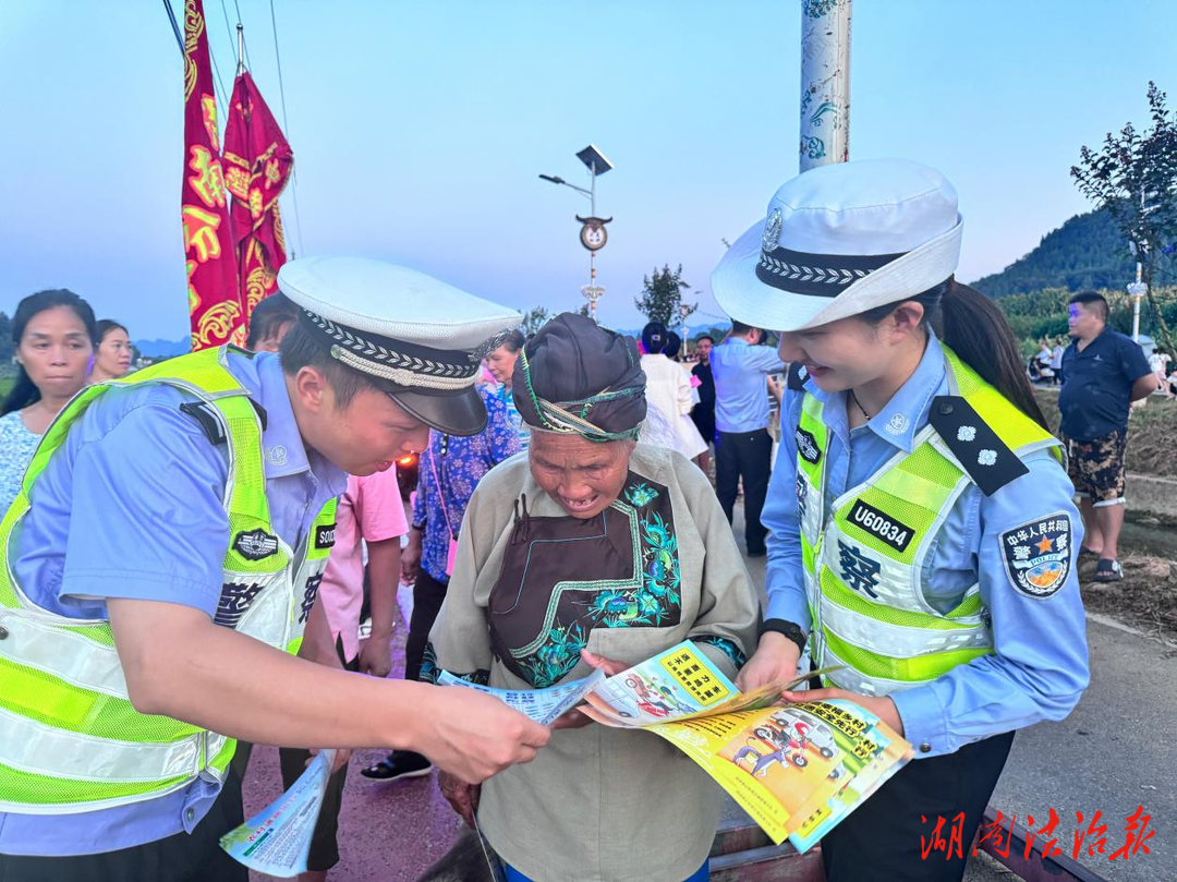 【夏季行動】花垣公安交警開展“護(hù)安全 贈頭盔”主題活動