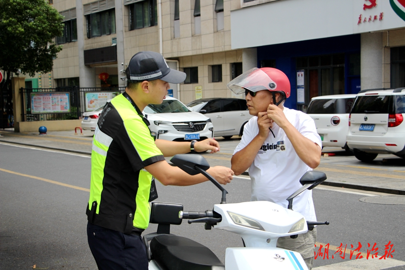 常德交警“宣傳+整治”同發(fā)力提升摩電“戴盔率”